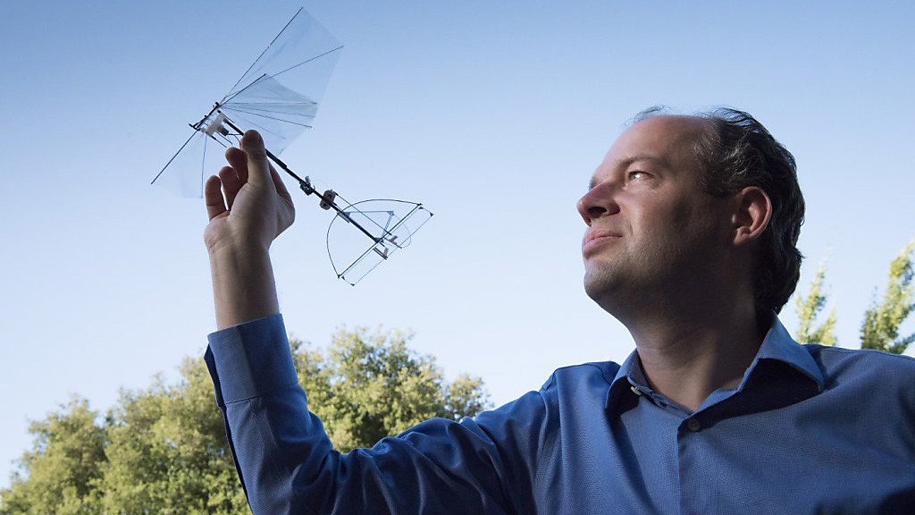 David Lentink con un prototipo di drone
